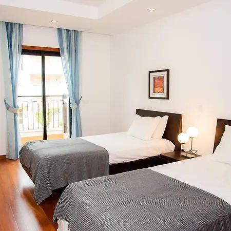 Stunning 2 Bedroom Apartment 500M To Luz Beach Exterior photo